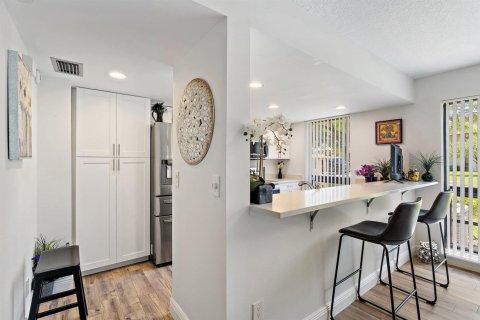 Condo in Palm Beach Gardens, Florida, 2 bedrooms № 2245591 - photo 11