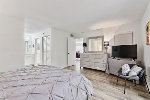 Condo in Palm Beach Gardens, Florida, 2 bedrooms № 2245591 - photo 16