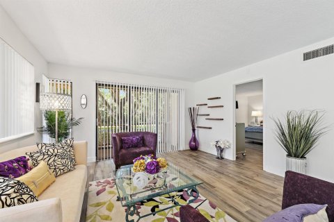 Condo in Palm Beach Gardens, Florida, 2 bedrooms № 2245591 - photo 8