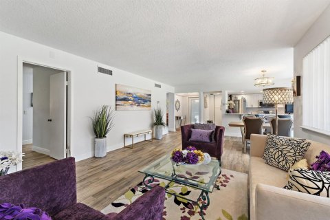 Condo in Palm Beach Gardens, Florida, 2 bedrooms № 2245591 - photo 10
