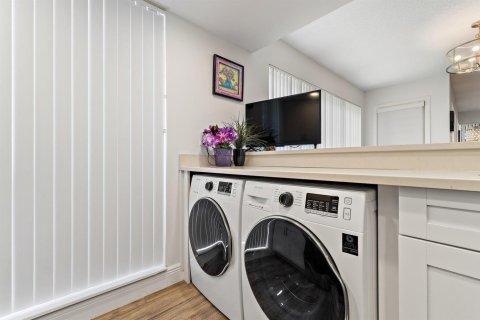 Condo in Palm Beach Gardens, Florida, 2 bedrooms № 2245591 - photo 13