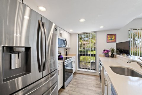 Condo in Palm Beach Gardens, Florida, 2 bedrooms № 2245591 - photo 12