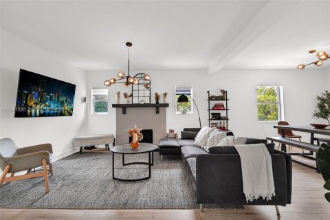 House in Miami, Florida 6 bedrooms, 187.57 sq.m. № 2000220 - photo 13