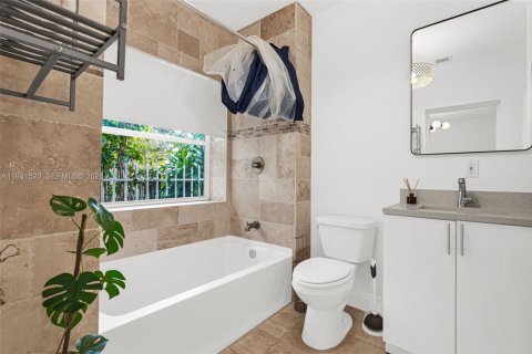 House in Miami, Florida 6 bedrooms, 187.57 sq.m. № 2000220 - photo 16