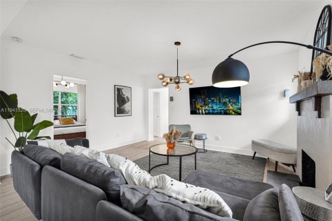 House in Miami, Florida 6 bedrooms, 187.57 sq.m. № 2000220 - photo 6