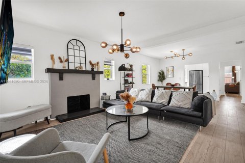 House in Miami, Florida 6 bedrooms, 187.57 sq.m. № 2000220 - photo 4