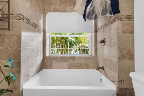 House in Miami, Florida 6 bedrooms, 187.57 sq.m. № 2000220 - photo 17