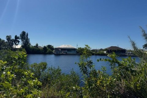 Terreno en venta en Cape Coral, Florida № 2430932 - foto 5