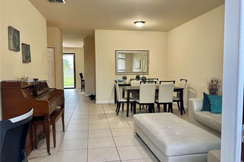 Снять в аренду таунхаус в Майами, Флорида 4 спальни, 171.5м2, № 1961395 - фото 2