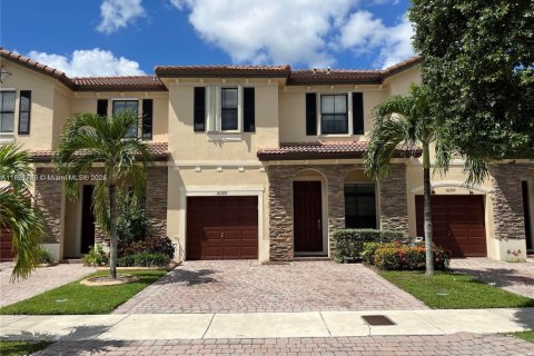 Снять в аренду таунхаус в Майами, Флорида 4 спальни, 171.5м2, № 1961395 - фото 1