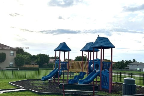 Снять в аренду таунхаус в Майами, Флорида 4 спальни, 171.5м2, № 1961395 - фото 10