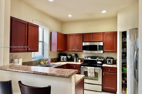 Снять в аренду таунхаус в Майами, Флорида 4 спальни, 171.5м2, № 1961395 - фото 4