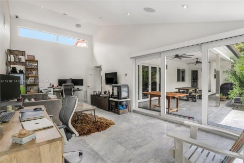 Casa en venta en Miami, Florida, 4 dormitorios, 257.53 m2 № 1972988 - foto 12