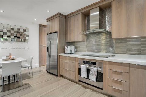 Casa en venta en Miami, Florida, 4 dormitorios, 257.53 m2 № 1972988 - foto 4