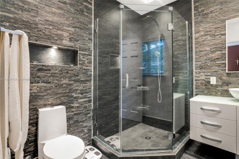 Casa en venta en Miami, Florida, 4 dormitorios, 257.53 m2 № 1972988 - foto 18