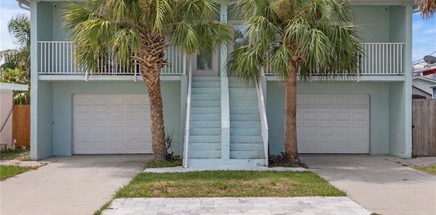 Duplex in Indian Rocks Beach, Florida 6 bedrooms, 248.98 sq.m. № 1909128