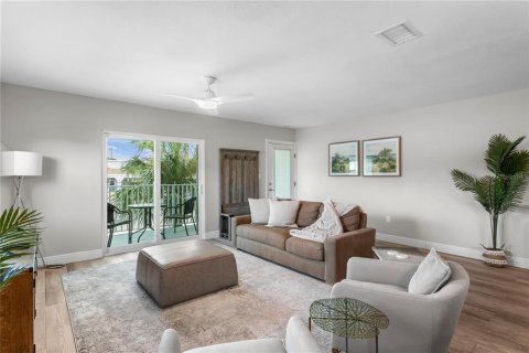 Duplex in Indian Rocks Beach, Florida 6 bedrooms, 248.98 sq.m. № 1909128 - photo 4