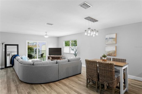 Duplex in Indian Rocks Beach, Florida 6 bedrooms, 248.98 sq.m. № 1909128 - photo 18