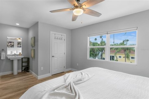 Duplex in Indian Rocks Beach, Florida 6 bedrooms, 248.98 sq.m. № 1909128 - photo 10