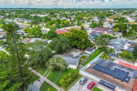House in Miami, Florida 3 bedrooms, 122.45 sq.m. № 1956144 - photo 9