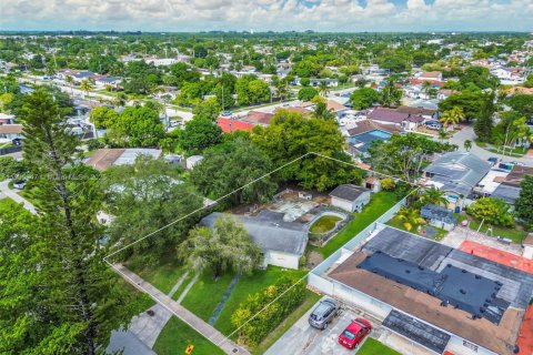 House in Miami, Florida 3 bedrooms, 122.45 sq.m. № 1956144 - photo 10