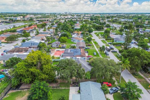 House in Miami, Florida 3 bedrooms, 122.45 sq.m. № 1956144 - photo 19