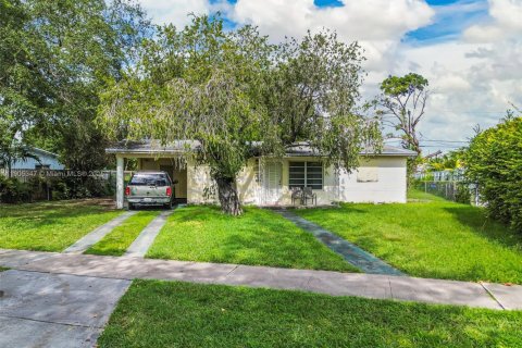 House in Miami, Florida 3 bedrooms, 122.45 sq.m. № 1956144 - photo 1