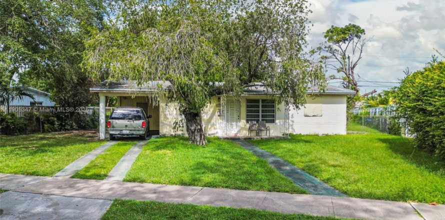 House in Miami, Florida 3 bedrooms, 122.45 sq.m. № 1956144