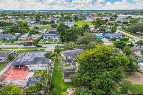 House in Miami, Florida 3 bedrooms, 122.45 sq.m. № 1956144 - photo 16