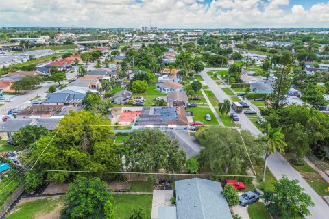 House in Miami, Florida 3 bedrooms, 122.45 sq.m. № 1956144 - photo 20