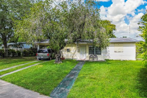 House in Miami, Florida 3 bedrooms, 122.45 sq.m. № 1956144 - photo 2
