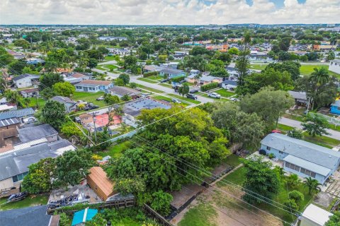 House in Miami, Florida 3 bedrooms, 122.45 sq.m. № 1956144 - photo 18