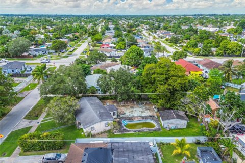 House in Miami, Florida 3 bedrooms, 122.45 sq.m. № 1956144 - photo 12