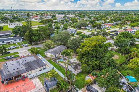 House in Miami, Florida 3 bedrooms, 122.45 sq.m. № 1956144 - photo 13