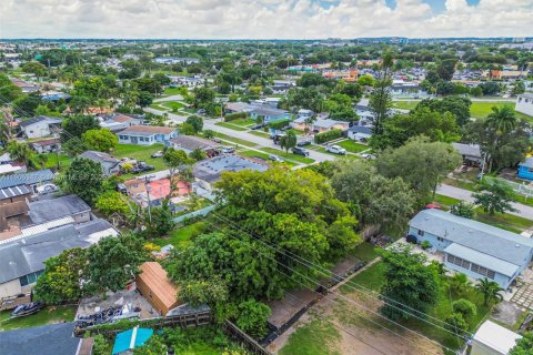 House in Miami, Florida 3 bedrooms, 122.45 sq.m. № 1956144 - photo 17