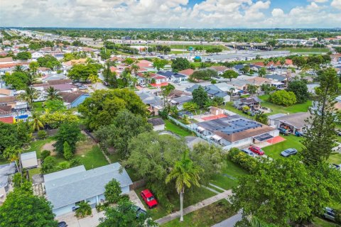 House in Miami, Florida 3 bedrooms, 122.45 sq.m. № 1956144 - photo 21
