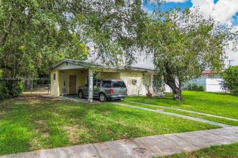 House in Miami, Florida 3 bedrooms, 122.45 sq.m. № 1956144 - photo 3