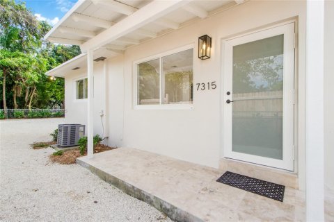 Commercial property in South Miami, Florida 144.93 sq.m. № 1698310 - photo 12