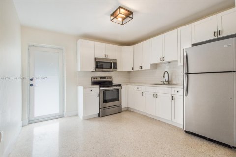Commercial property in South Miami, Florida 144.93 sq.m. № 1698310 - photo 16