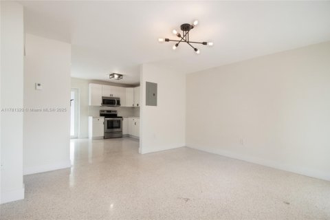 Commercial property in South Miami, Florida 144.93 sq.m. № 1698310 - photo 14