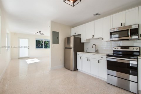 Commercial property in South Miami, Florida 144.93 sq.m. № 1698310 - photo 7