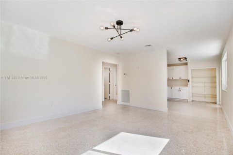 Commercial property in South Miami, Florida 144.93 sq.m. № 1698310 - photo 4