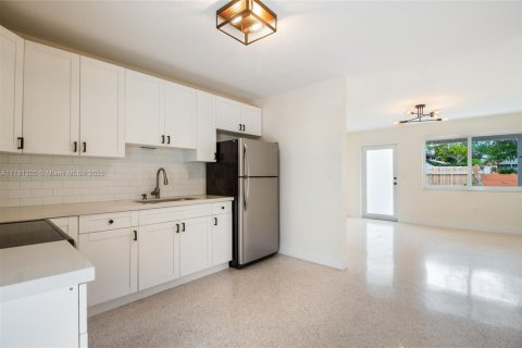 Commercial property in South Miami, Florida 144.93 sq.m. № 1698310 - photo 17