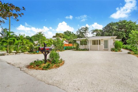 Commercial property in South Miami, Florida 144.93 sq.m. № 1698310 - photo 1