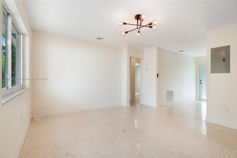 Commercial property in South Miami, Florida 144.93 sq.m. № 1698310 - photo 13