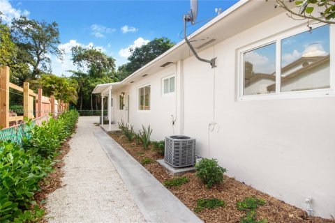 Commercial property in South Miami, Florida 144.93 sq.m. № 1698310 - photo 11
