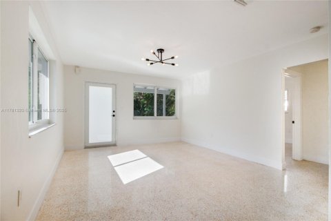 Commercial property in South Miami, Florida 144.93 sq.m. № 1698310 - photo 5