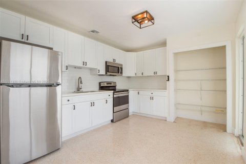 Commercial property in South Miami, Florida 144.93 sq.m. № 1698310 - photo 6