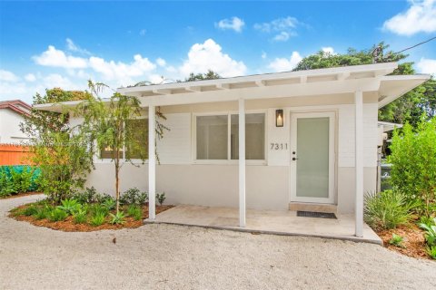 Commercial property in South Miami, Florida 144.93 sq.m. № 1698310 - photo 3