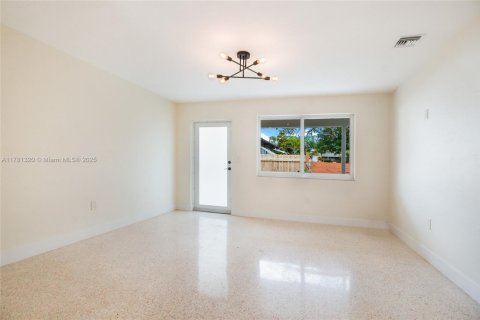 Commercial property in South Miami, Florida 144.93 sq.m. № 1698310 - photo 15